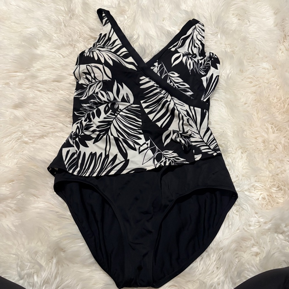 Jantzen black and‎ white one piece swim suit size 18